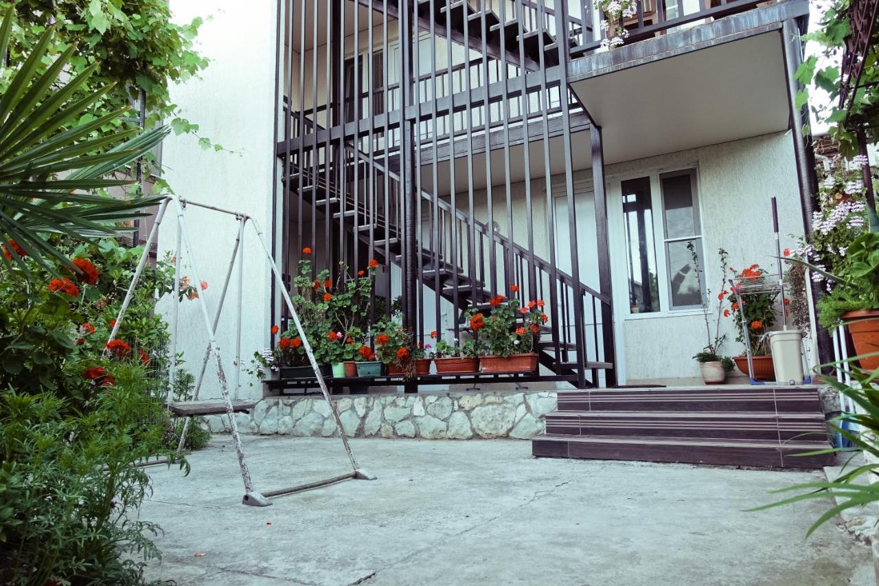 Гостевой Дом Летний Сад Sukhumi Exterior foto