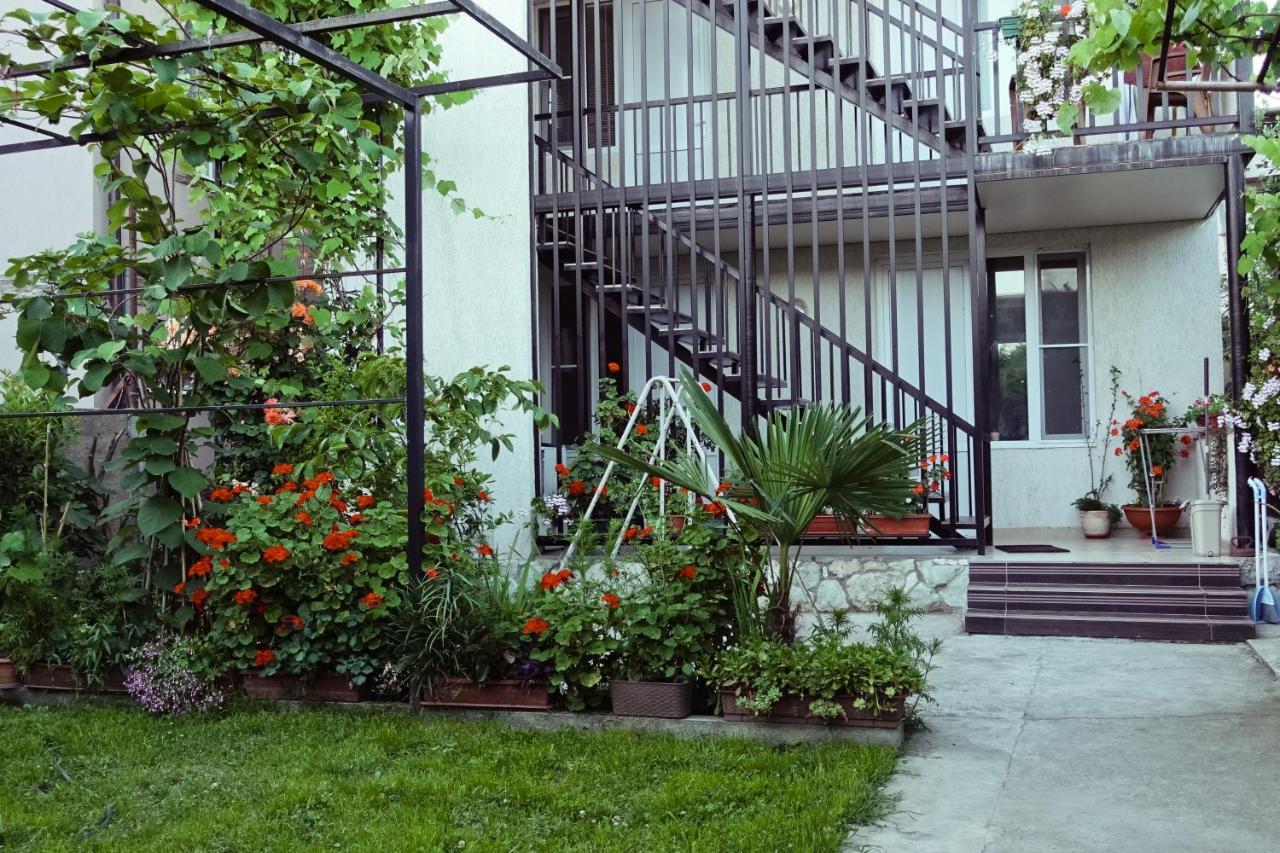 Гостевой Дом Летний Сад Sukhumi Exterior foto